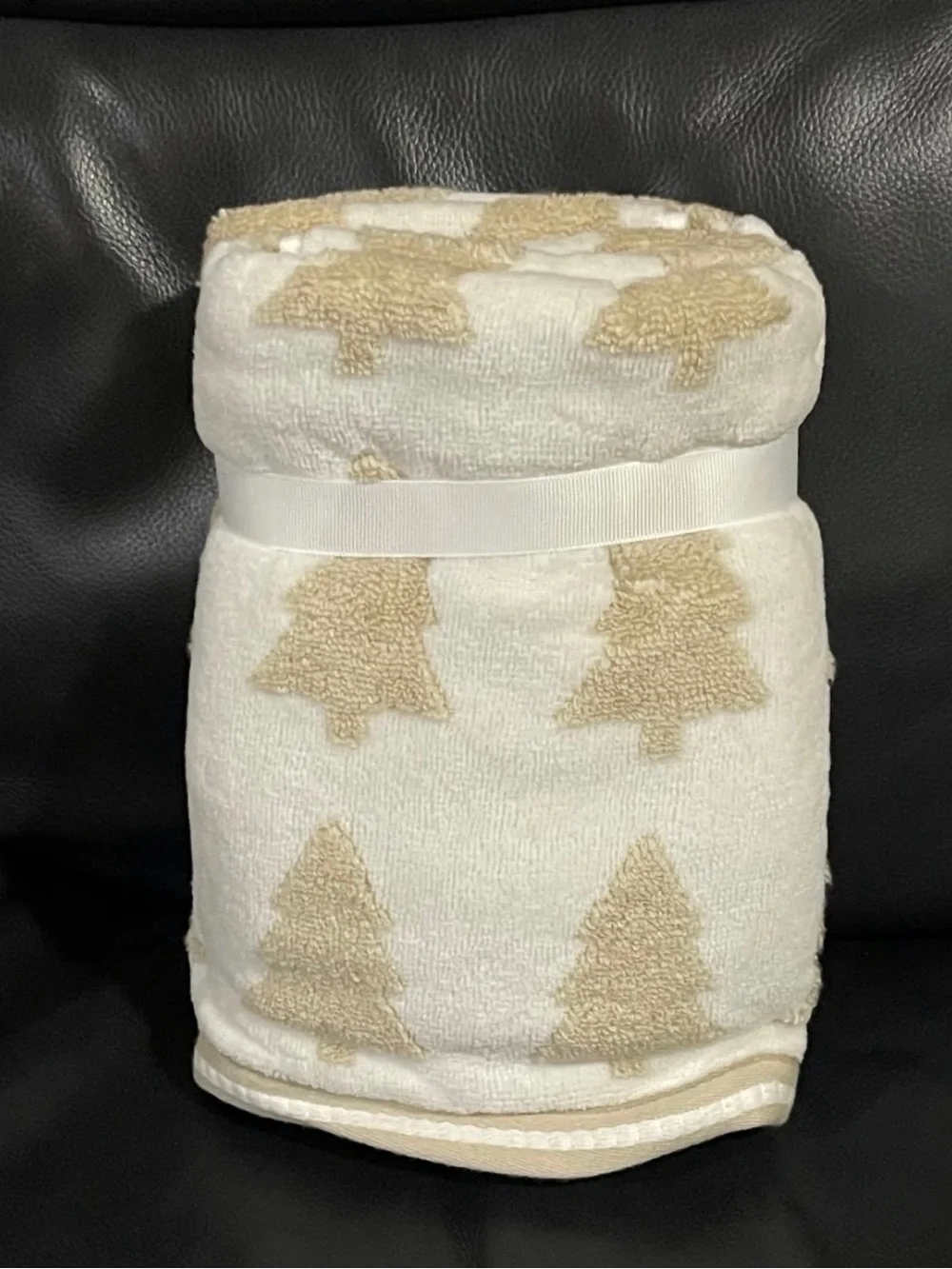 CARO HOME, Christmas Tree Hand Towels, Set of 2 - Christmas Trees Hand Towels